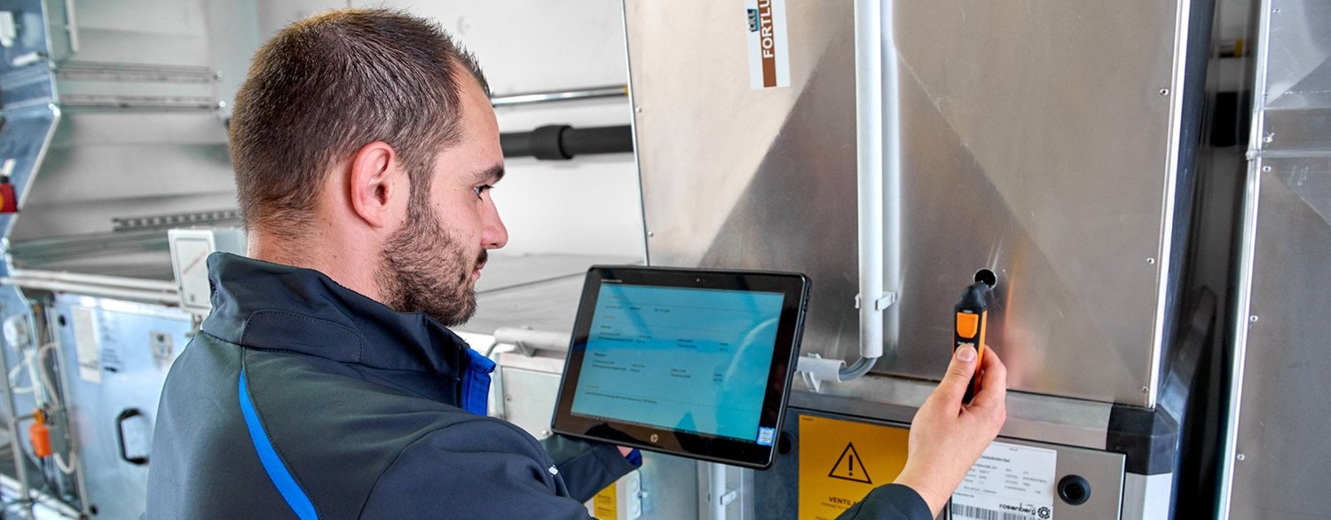 Techniker bei der Montage einer Lüftungsanlage